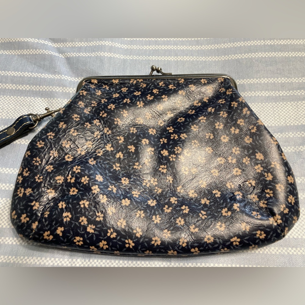 Vintage Patricia Nash navy blue floral clutch.
